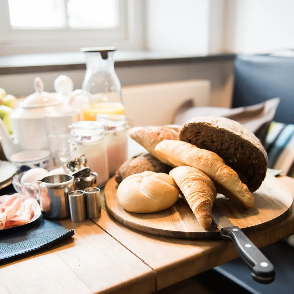 Aan de Molenberg ontbijt gedekte tafel met broodjes en koffie thee
