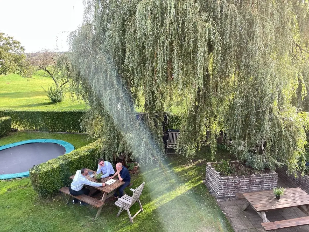 vergaderinng in de buitenlucht aan picknicktafel