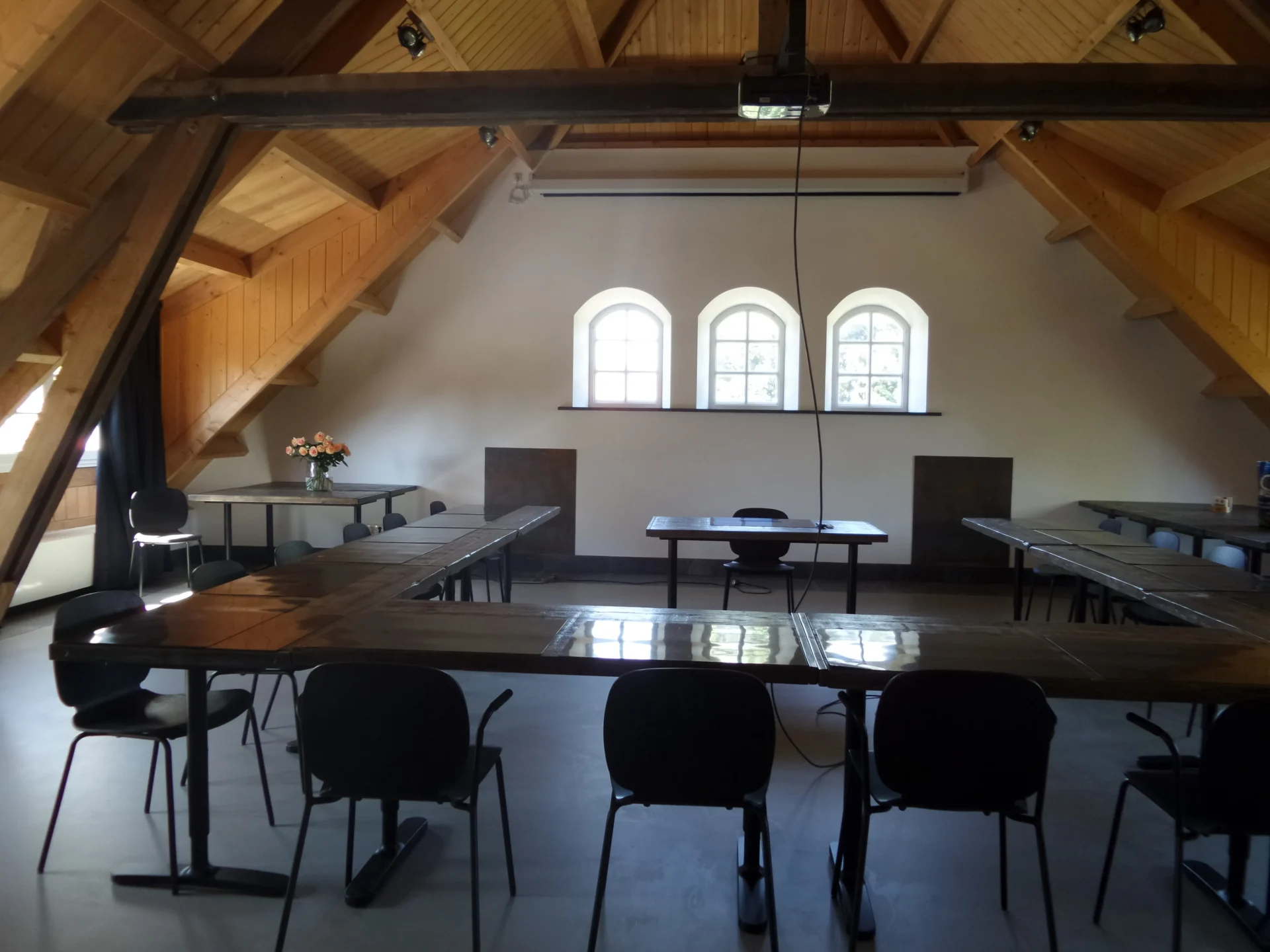 Vergaderruimte met tafels en stoelen