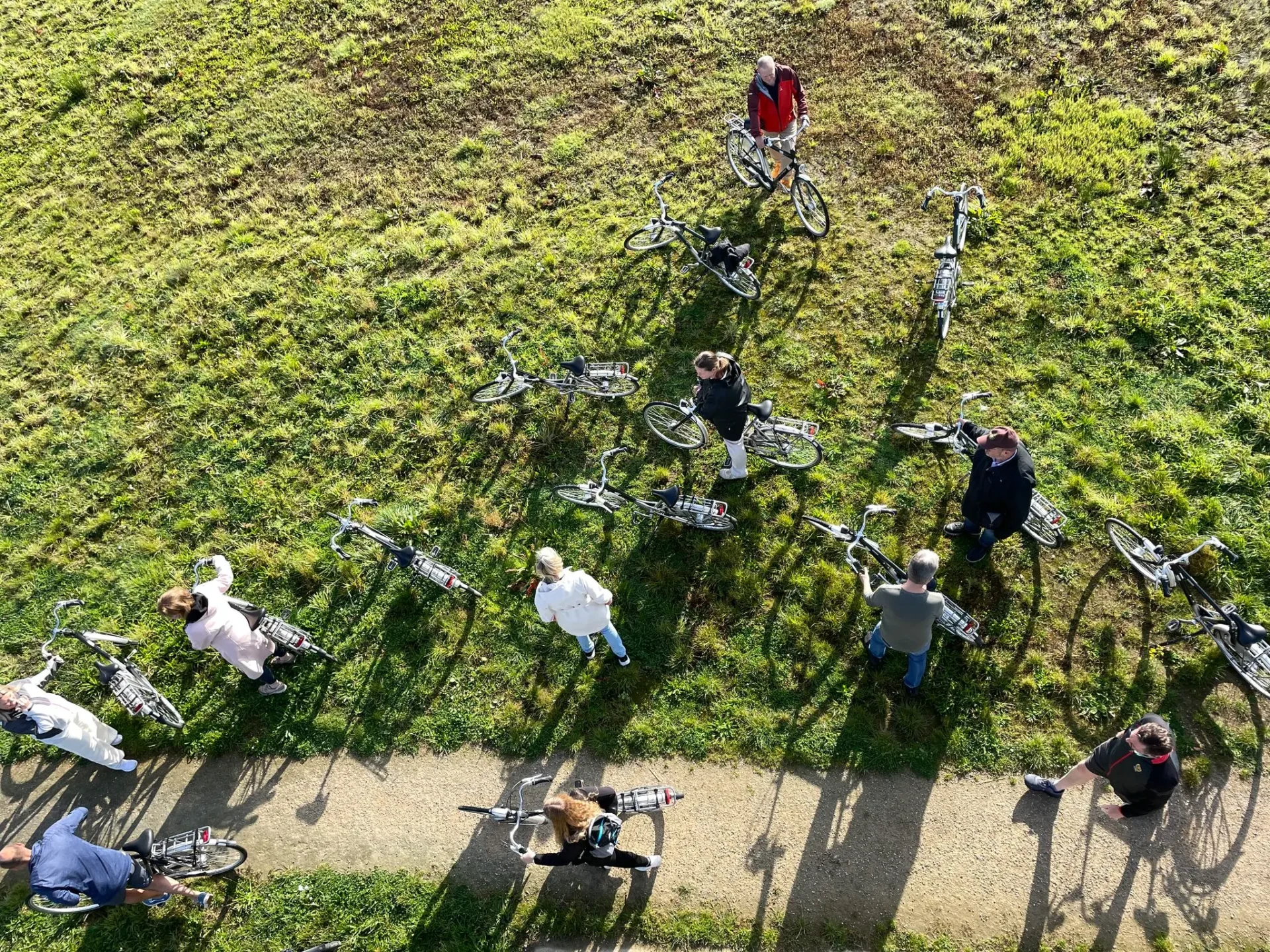 teambuilding met fietsers op een grasveld