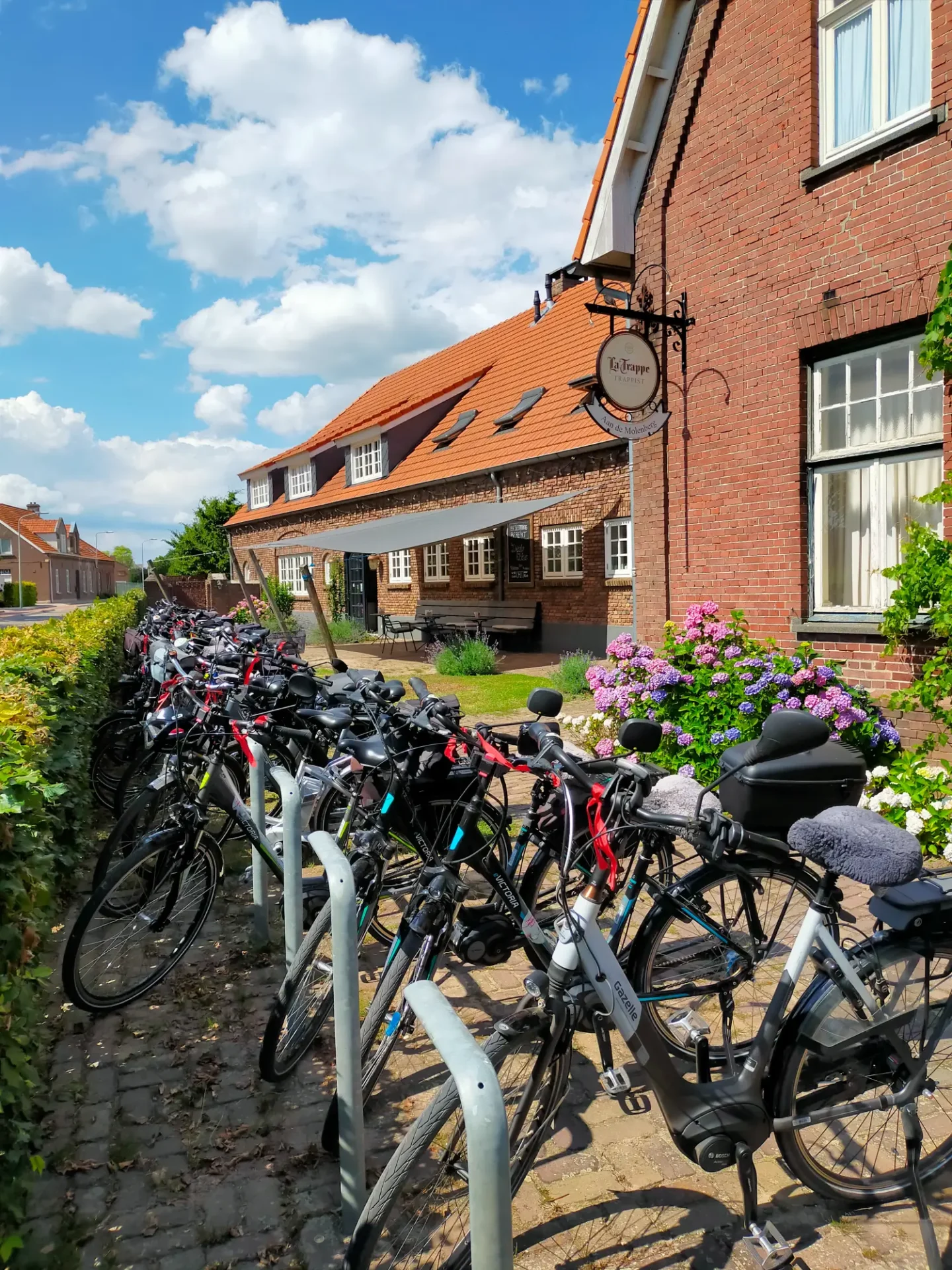 Fietsen bij het pand van Aan de Molenberg