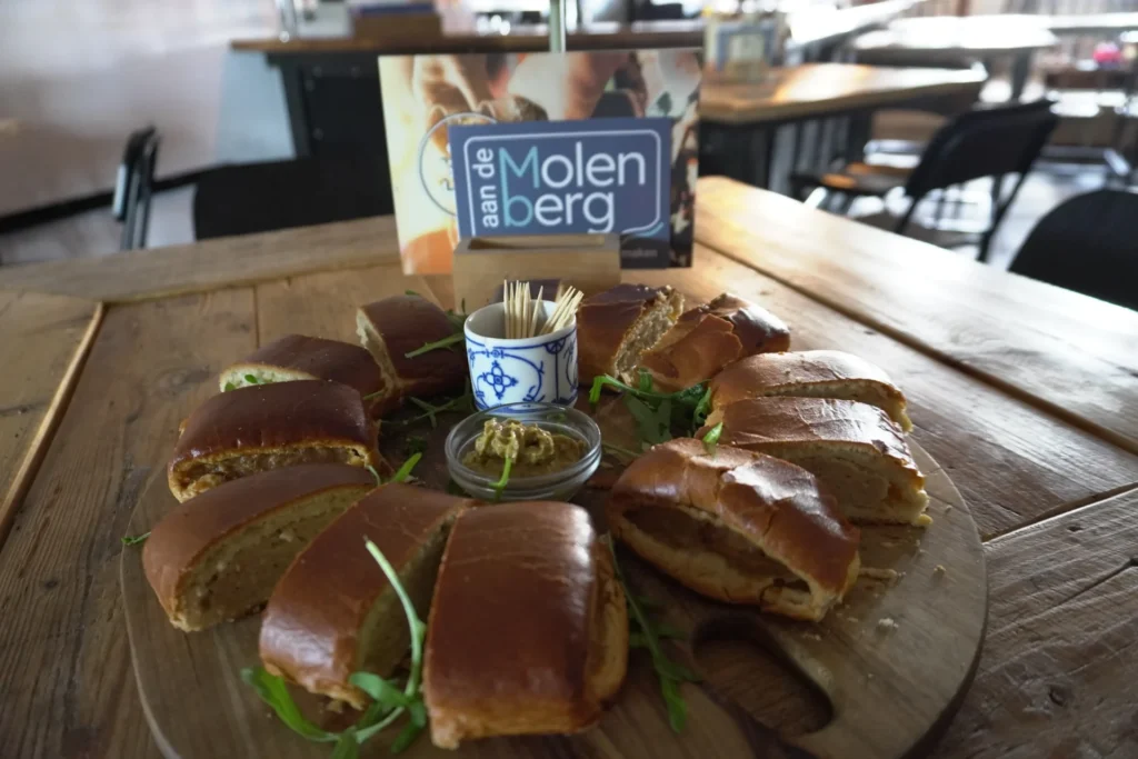 Lekker worstenbroodje bij de lunch