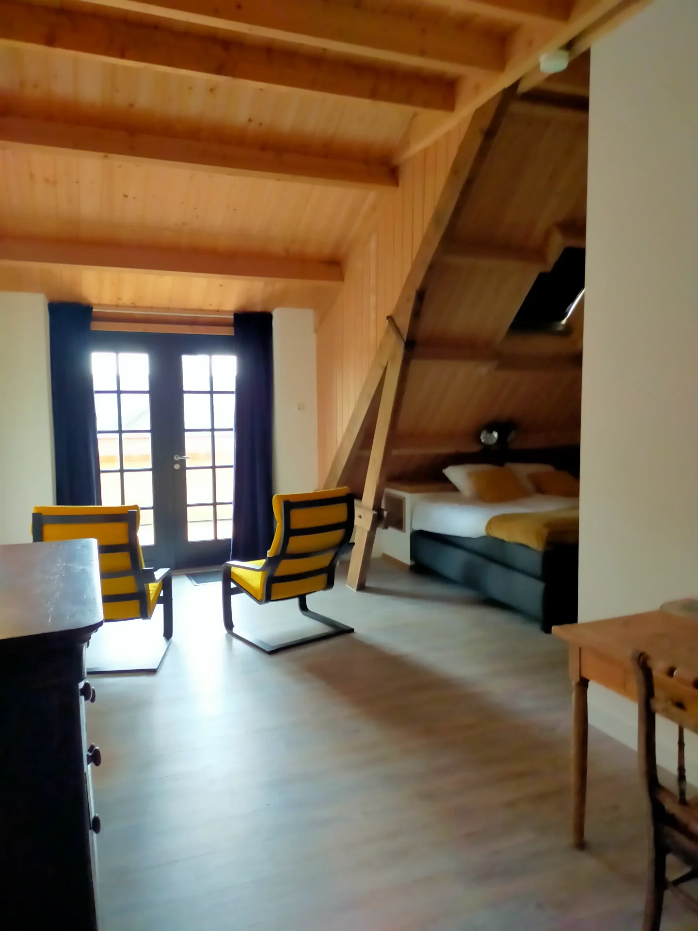 Gastensuite met uitzicht op de Maas